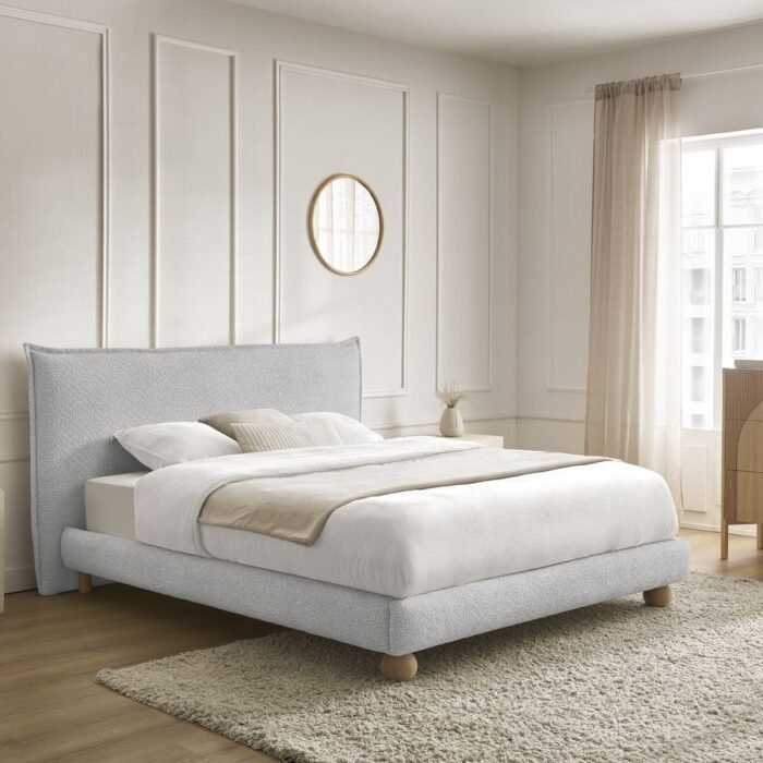 Lit Omeri en tissu bouclette avec structure en bois massif, design moderne et robuste, disponible en plusieurs dimensions.