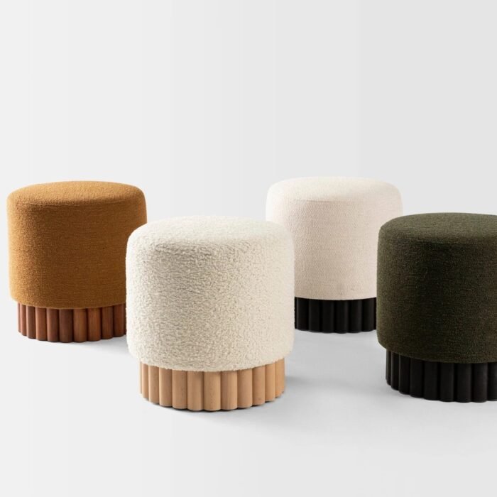 Orben – Pouf Design en Tissu Bouclette et Chêne Cannelé